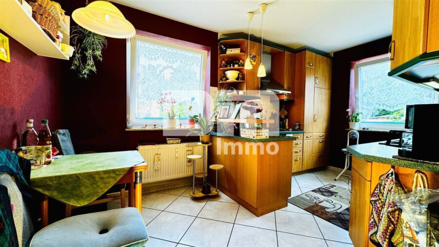 Gepflegte Etagenwohnung in hervorragender Wohnlage mit Carport und großem Balkon - Küche / Einbauküche / Wohnküche